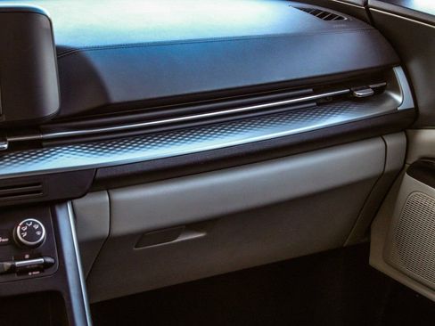 Used 2023 Kia Carnival LX image 15