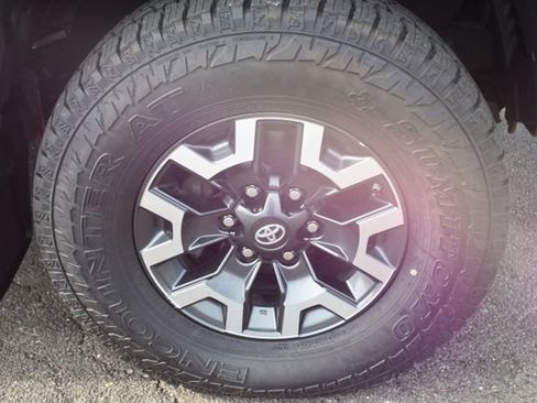 Used 2018 Toyota Tacoma TRD Off-Road w/ Technology Package AWD/4WD image 43