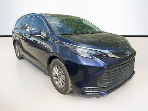 Used 2024 Toyota Sienna LE w/ LE Plus Package AWD/4WD image 1