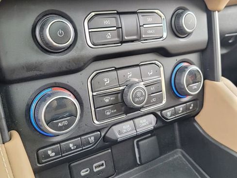 Used 2023 Chevrolet Suburban Premier w/ Premium Package 2 image 20