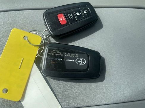 Used 2022 Toyota Highlander XLE image 17