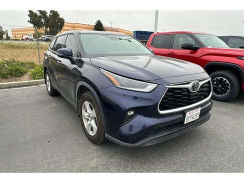 Used 2021 Toyota Highlander LE AWD/4WD image 2