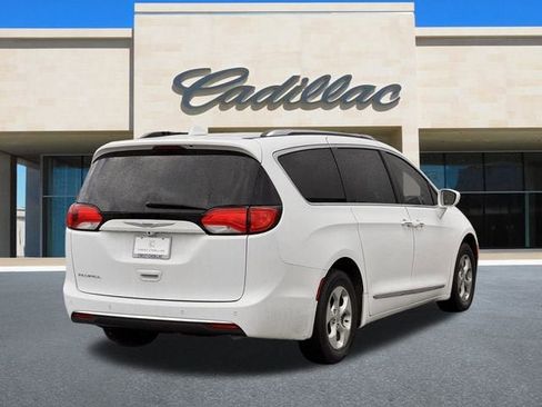 Used 2017 Chrysler Pacifica Touring-L Plus image 3