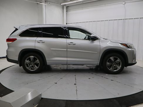 Used 2019 Toyota Highlander Limited Platinum AWD/4WD image 2