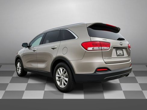 Used 2017 Kia Sorento FWD w/ LX Convenience Package image 4