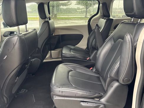 Used 2023 Chrysler Pacifica Touring-L FWD image 3