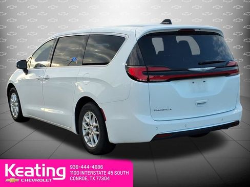 Used 2023 Chrysler Pacifica Touring-L FWD image 2