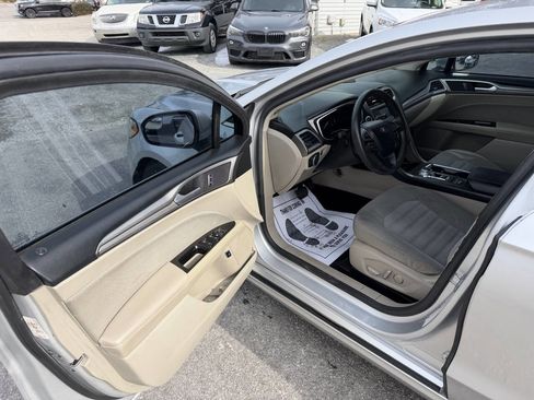 Used 2017 Ford Fusion SE image 11