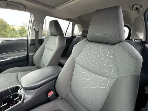 Used 2022 Toyota RAV4 XLE w/ Convenience Package image 16