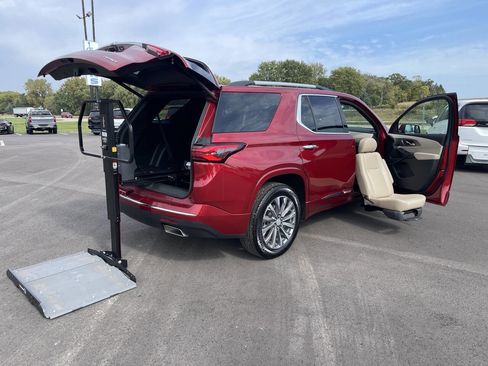 Used 2023 Chevrolet Traverse Premier image 3