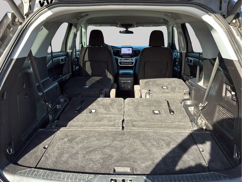 Used 2021 Ford Explorer XLT RWD image 9
