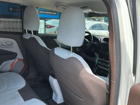 Used 2016 Jeep Renegade Latitude w/ Safety & Security Group FWD image 18