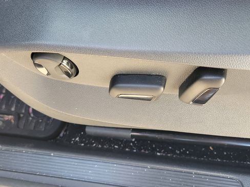 Used 2023 Volkswagen Taos SE w/ Panoramic Sunroof Package FWD image 24