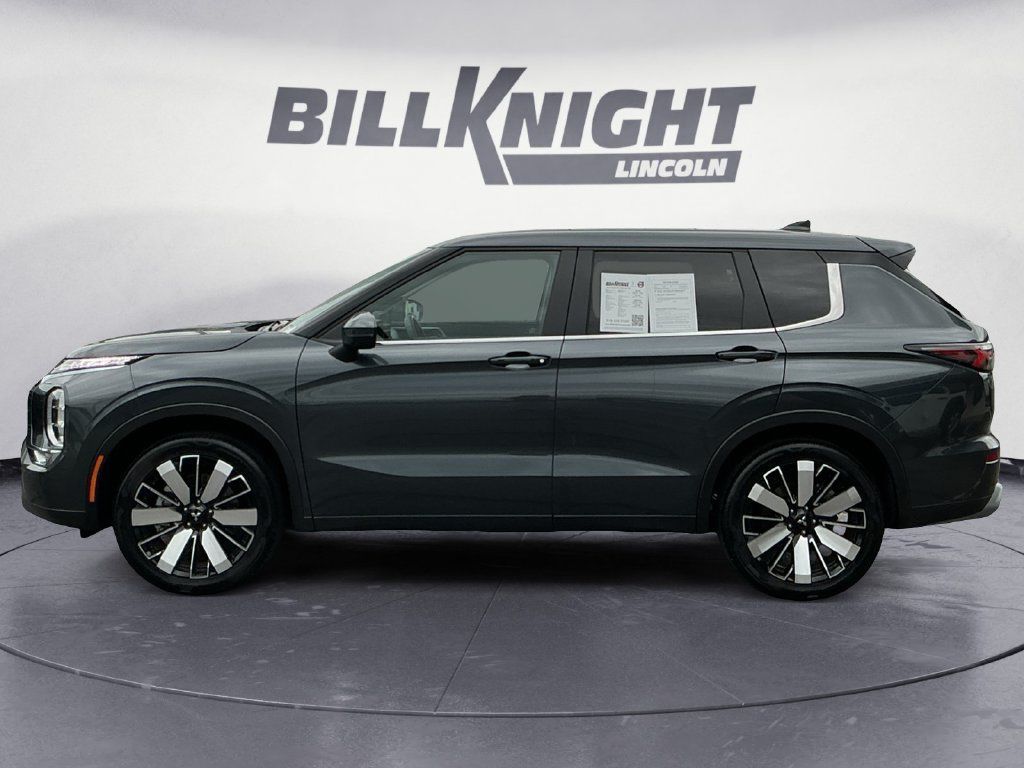 Used 2025 Mitsubishi Outlander SE FWD image 3