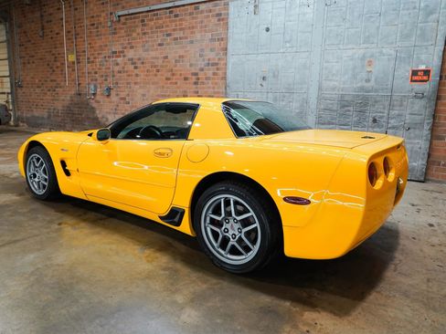 Used 2002 Chevrolet Corvette Z06 w/ Memory Pkg RWD image 12