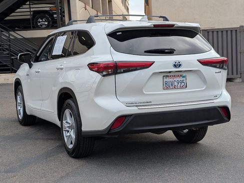Used 2021 Toyota Highlander LE FWD image 13