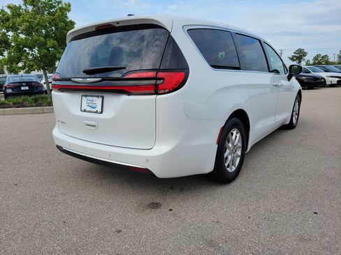 Used 2023 Chrysler Pacifica Touring-L FWD image 6