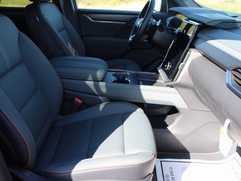 New 2025 GMC Acadia AT4 w/ Super Cruise Package image 17