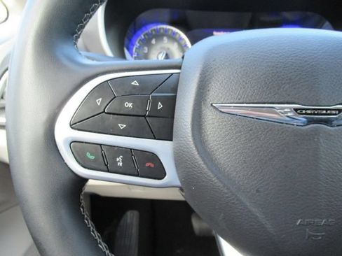 Used 2023 Chrysler Pacifica Touring-L FWD image 23
