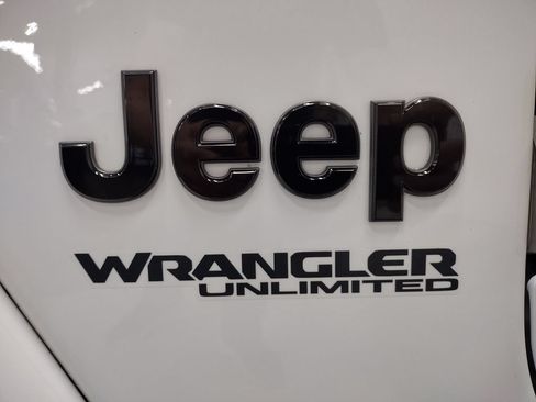 Used 2020 Jeep Wrangler Unlimited Sahara AWD/4WD image 7