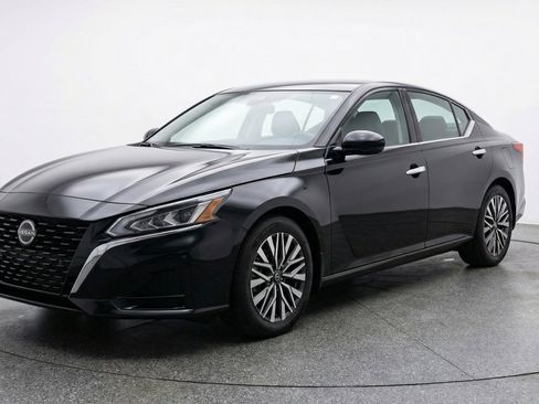 Used 2025 Nissan Altima 2.5 SV FWD image 3