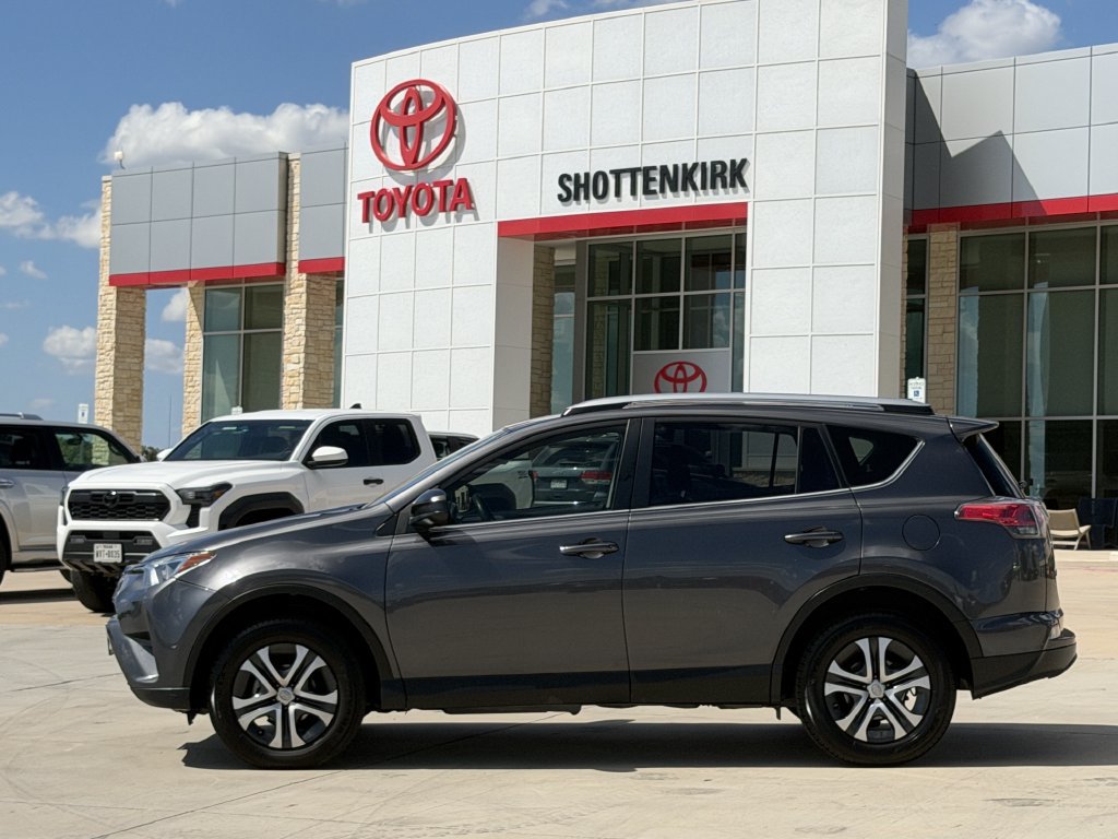 Used 2017 Toyota RAV4 LE FWD image 3