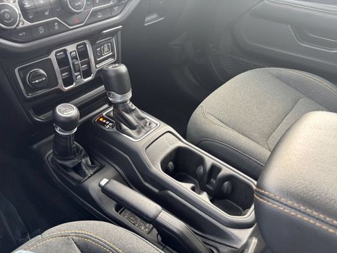 Used 2025 Jeep Wrangler Unlimited Sahara AWD/4WD image 40