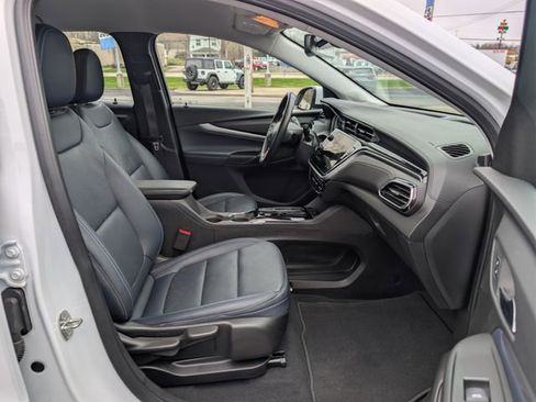 Used 2023 Chevrolet Bolt EUV LT w/ Convenience Package image 12