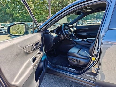 Used 2021 Toyota Venza XLE image 9