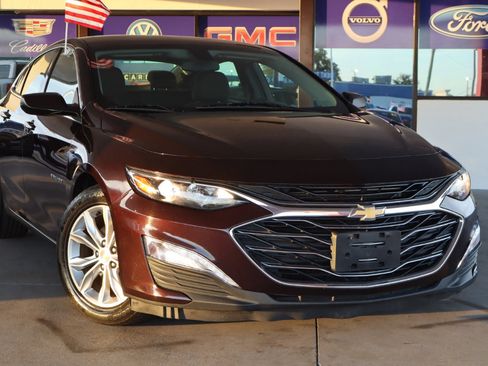 Used 2020 Chevrolet Malibu LT image 2