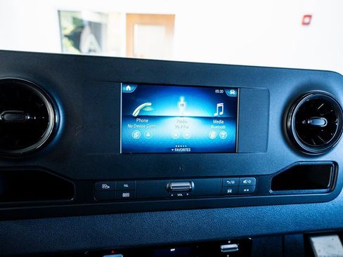 Used 2022 Mercedes-Benz Sprinter 3500 image 40