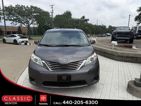 Used 2017 Toyota Sienna LE FWD image 2