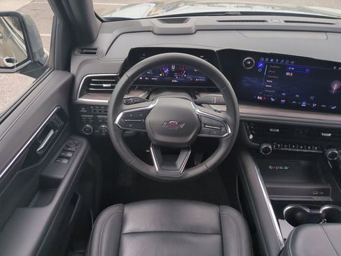 Used 2025 Chevrolet Suburban Z71 image 20