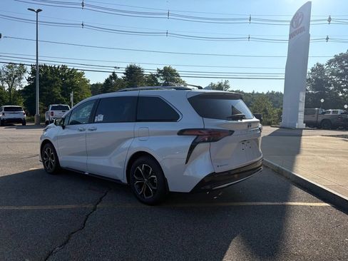 New 2026 Toyota Sienna Platinum AWD/4WD image 3