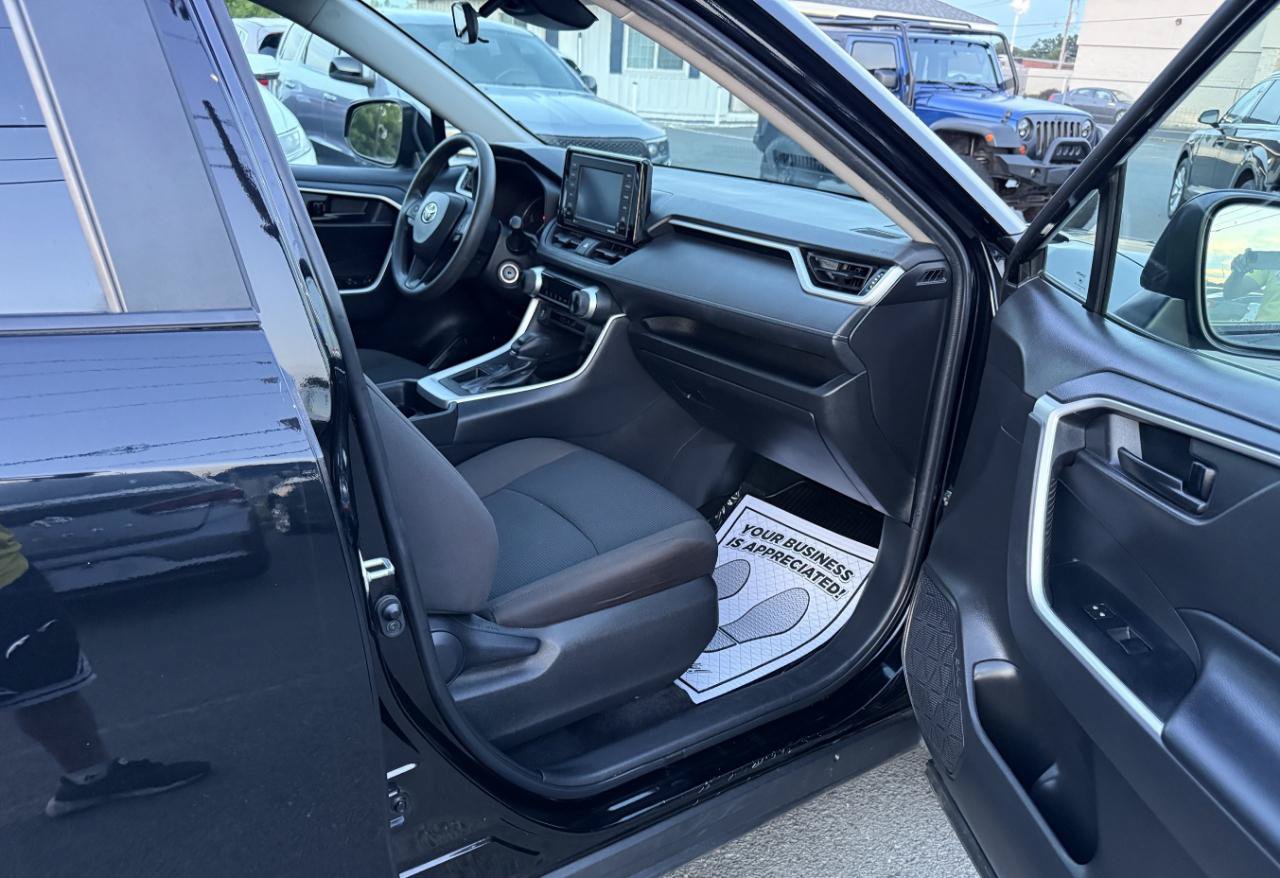 Used 2021 Toyota RAV4 LE FWD image 13
