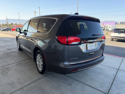 Used 2023 Chrysler Voyager LX image 5