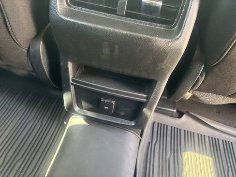 Used 2020 Ford Edge SE image 12