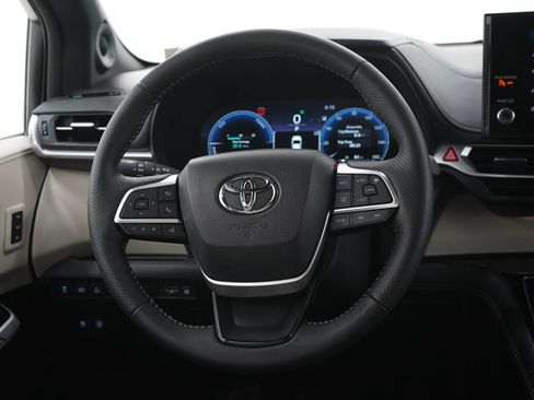 Used 2025 Toyota Sienna Platinum AWD/4WD image 21