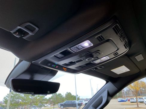 Used 2025 GMC Yukon Denali w/ Denali Reserve Package image 24