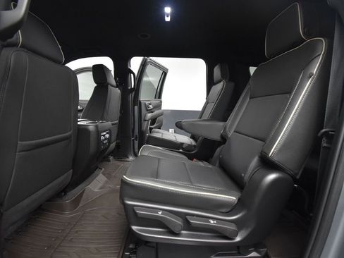 Used 2024 GMC Yukon XL SLT image 42