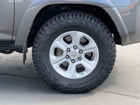 Used 2017 Toyota 4Runner SR5 AWD/4WD image 16