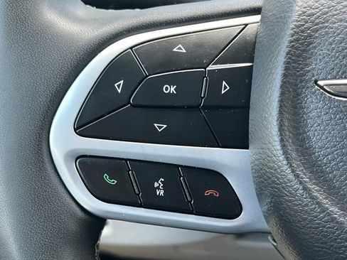 Used 2023 Chrysler Pacifica Touring-L FWD image 21