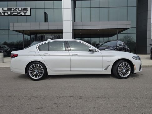 Used 2023 BMW 530e xDrive w/ Premium Package image 27