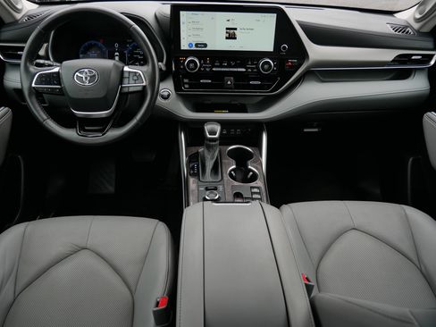 Used 2023 Toyota Highlander Limited image 10