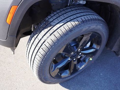 New 2025 Jeep Grand Cherokee Limited image 9