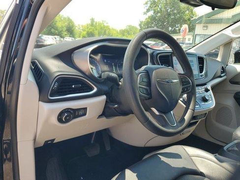 Used 2024 Chrysler Pacifica Touring-L FWD image 17