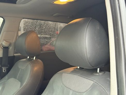 Used 2017 Kia Niro EX image 12