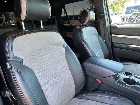 Used 2017 Ford Explorer XLT w/ Equipment Group 202A FWD image 18
