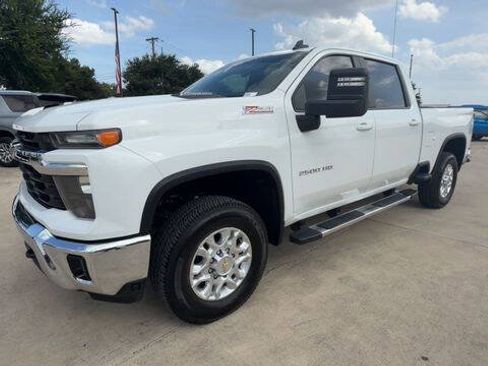 Used 2024 Chevrolet Silverado 2500 LT AWD/4WD image 4