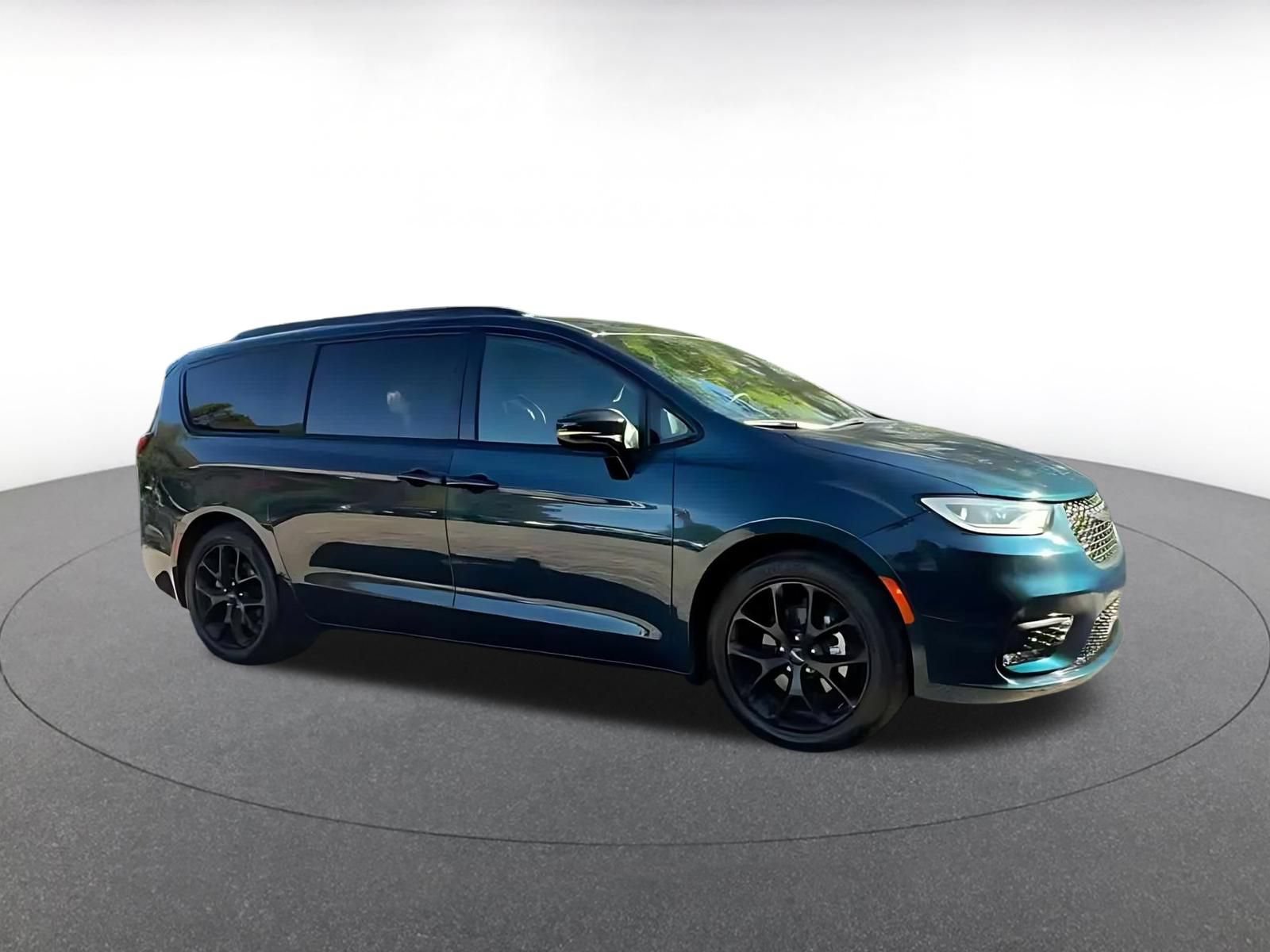 Used 2025 Chrysler Pacifica Limited FWD image 2